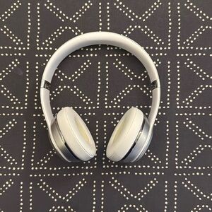 beats solo3 wireless headphones in silver
